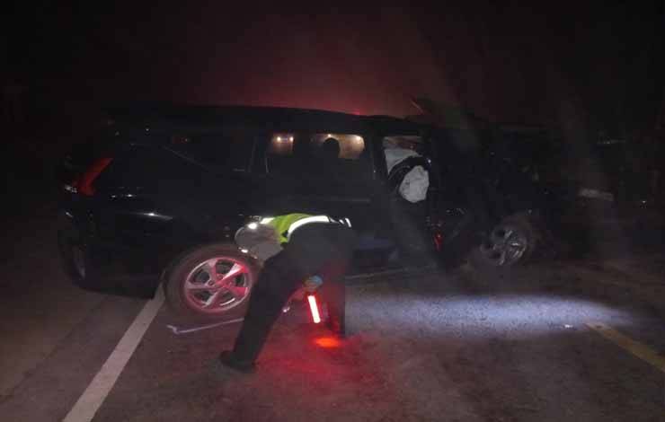 Anggota Satlantas Polres Kotim saat melakukan olah TKP kecelakaan beruntun di Jalan Jenderal Sudirman Km. 17, Sampit, Minggu, 25 Juni 2023 dini hari