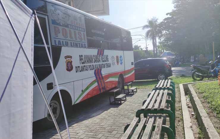 Kendaraan Samsat keliling saat kegiatan Car Free Day (CFD) Palangka Raya di depan Hotel Dandang Tingang, Jalan Yos Sudarso. (FOTO: HERMAWAN)