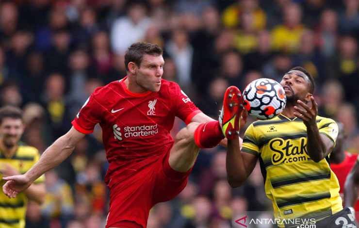 Pemain Liverpool James Milner dan pemain Watford Emmanuel Dennis beraksi pada pertandingan Liga Premier di Vicarage Road, Watford, Inggris, Sabtu (16/10/2021). Reuters/Andrew Couldridge/FOC/djo (Action Images via Reuters/ANDREW COULDRIDGE)