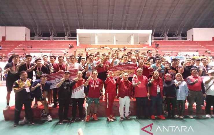 Gubernur Kalteng Sugianto Sabran (tujuh dari kanan paling bawah) berfoto bersama pemain voli yang menjadi juara pada Gubernur Cup voli tingkat nasional 2023 yang dilaksanakan di GOR serbaguna Jalan Tjilik Riwut Km 5, Kota Palangka Raya, Minggu (25/6/2023). ANTARA/Adi Wibowo