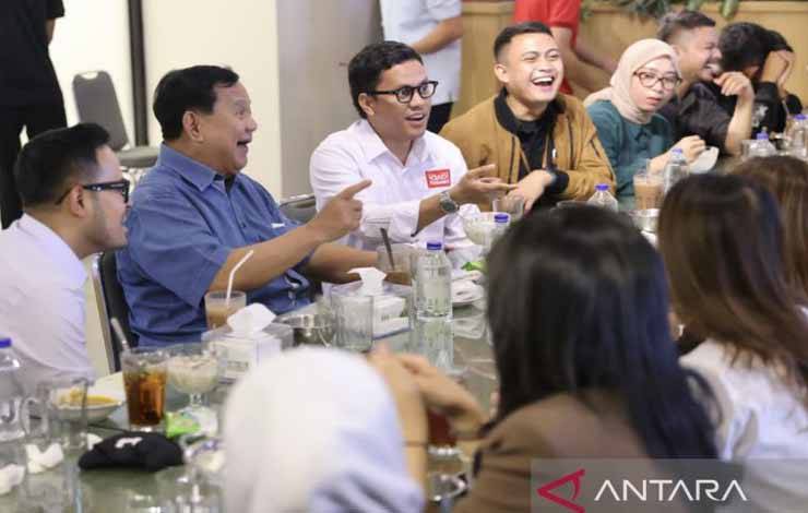 Minggu Santai Prabowo Makan Nasi Padang Bersama Jurnalis dan KOL