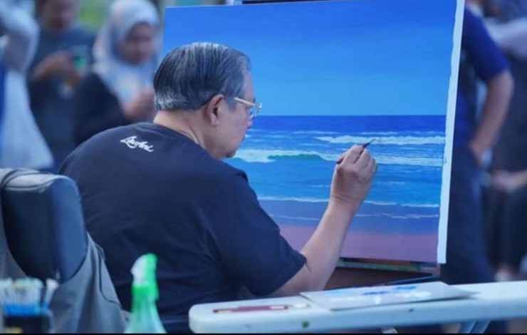 Presiden ke-6 RI Susilo Bambang Yudhoyono melukis suasana pantai di pantai Pancer Door, Pacitan (ANTARA/HO - Foto warga)