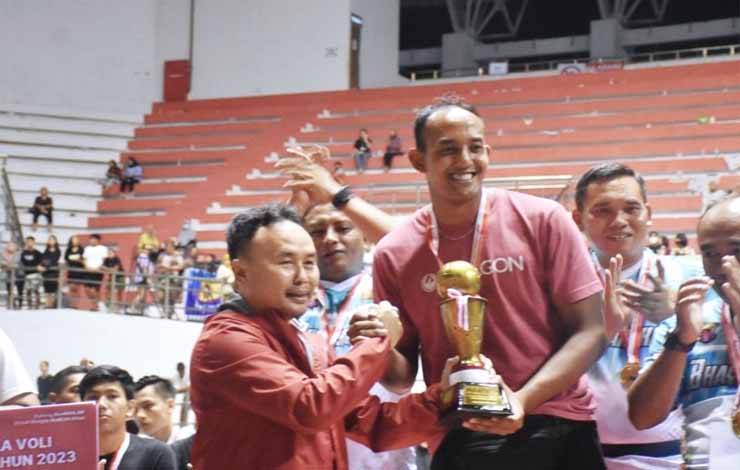 Gubernur Kalteng Sugianto Sabran saat menyerahkan hadiah kepada para pemenang pada Kejuaraan Bola Voli Gubernur Cup 2023. (FOTO: IST)