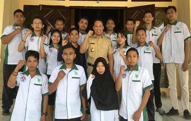 Bupati Lamandau Hendra Lesmana saat bersama pengurus Karang Taruna Kecamatan Bulik. Ia berpesan agar pemuda kreatif dan inovatif (FOTO : HENDI NURFALAH)