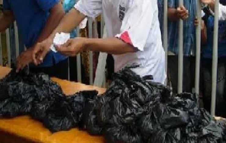 Warga Palangka Raya Diimbau Tak Gunakan Kresek Hitam Bungkus Daging Kurban