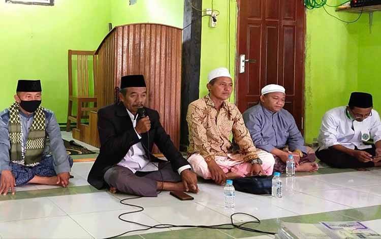 Ketua MUI Kabupaten Lamandau Nur Afif saat menghadiri safari dakwah dan bimbingan mualaf di Desa Batu Hambawang, Kecamatan Sematu Jaya. (FOTO : HENDI NURFALAH)
