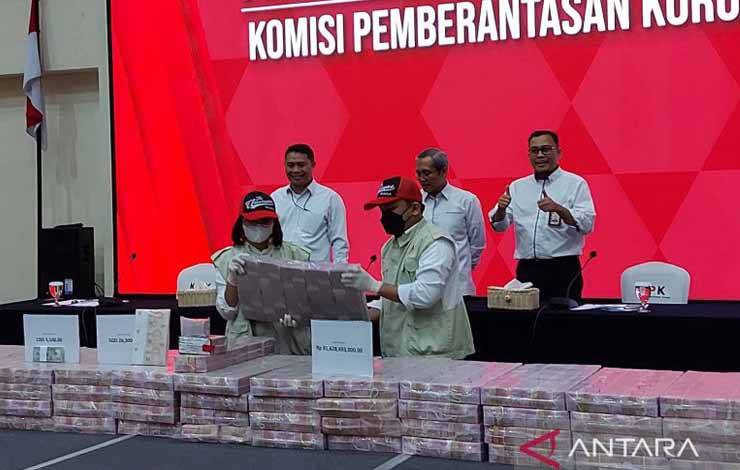 KPK Perlihatkan Uang Rp81,9 Miliar Sitaan dari Lukas Enembe