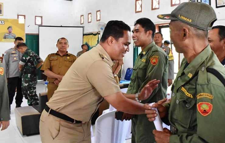 Bupati Hendra Lesmana menyalami dan berbincang dengan sejumlah Satlinmas Kecamatan Bulik. (FOTO : HENDI NURFALAH)