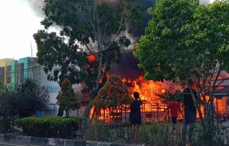 Kebakaran Gegerkan Warga Jalan Pemuda Kapuas