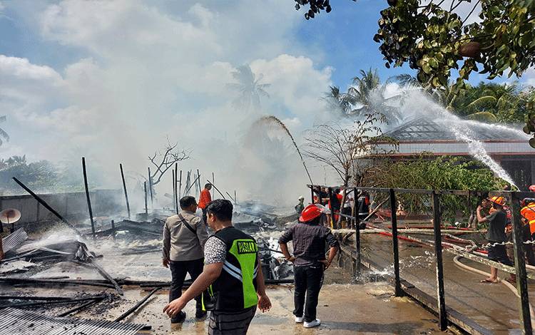 Kebakaran Hanguskan Barak 10 Pintu dan Satu Rumah di Jalan Pemuda Kapuas