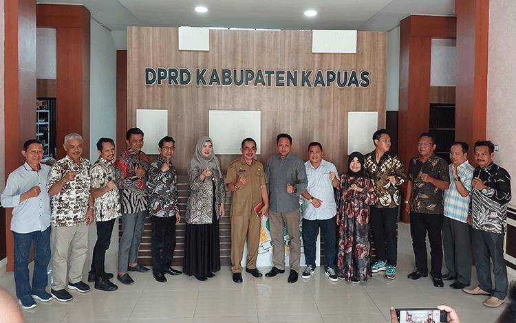 Sekretaris DPRD Kapuas, Perry Noah bersama Anggota DPRD Batola, Selasa, 27 Juni 2023. (FOTO: DODI)