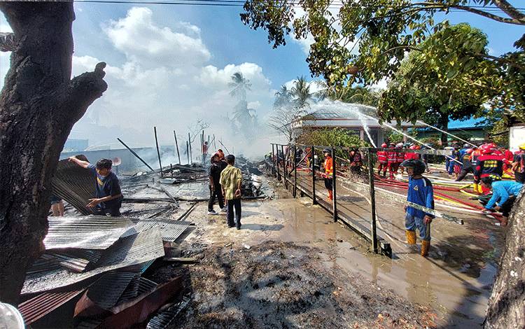 5 KK Terdampak Kebakaran Barak dan Satu Rumah di Jalan Pemuda Kapuas