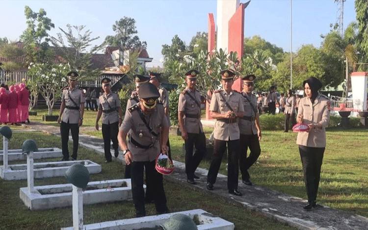 Peringati HUT ke-77 Bhayangkara, Jajaran Polres Kapuas Ziarah ke Makam Pahlawan?