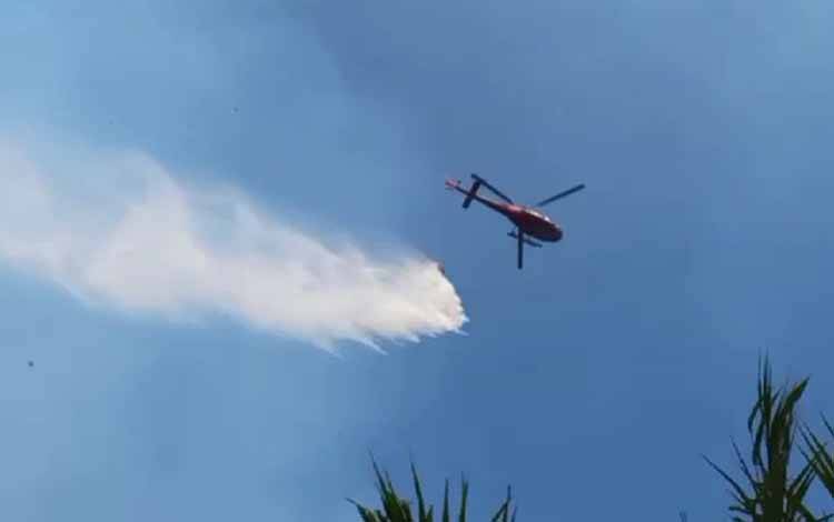 Helikopter Water Bombing Bantu Padamkan Karhutla di Kobar