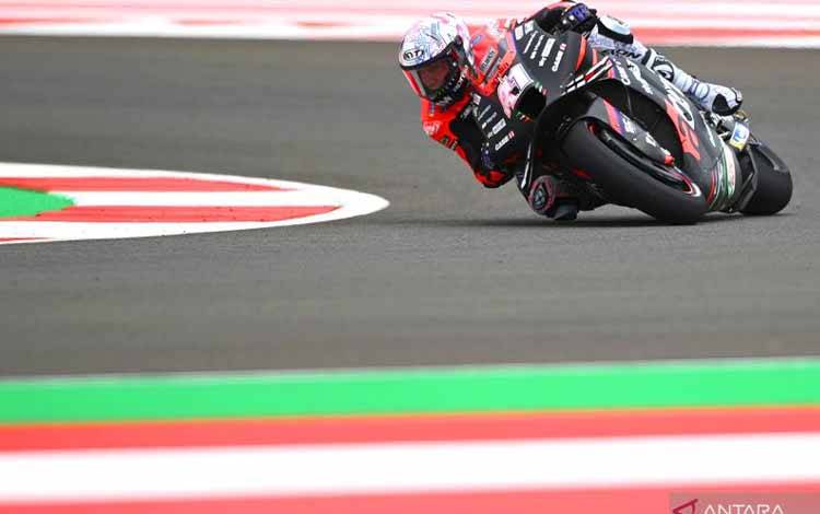 Arsip - Pembalap Aprilia Racing Aleix Espargaro memacu sepeda motornya saat sesi latihan bebas 1 MotoGP seri Pertamina Grand Prix of Indonesia 2022 di Pertamina Mandalika International Street Circuit, Lombok Tengah, NTB, Jumat (18/3/2022). ANTARA FOTO/Andika Wahyu/rwa.