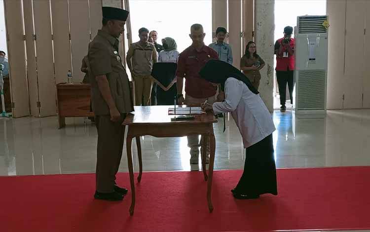 Penyerahan petikan surat keputusan kepada perwakilan PPPK jabatan fungsional tenaga guru formasi Tahun 2022. (FOTO: NORHASANAH)