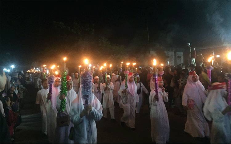 Ribuan Masyarakat Ikuti Pawai Obor X di Kecamatan Baamang