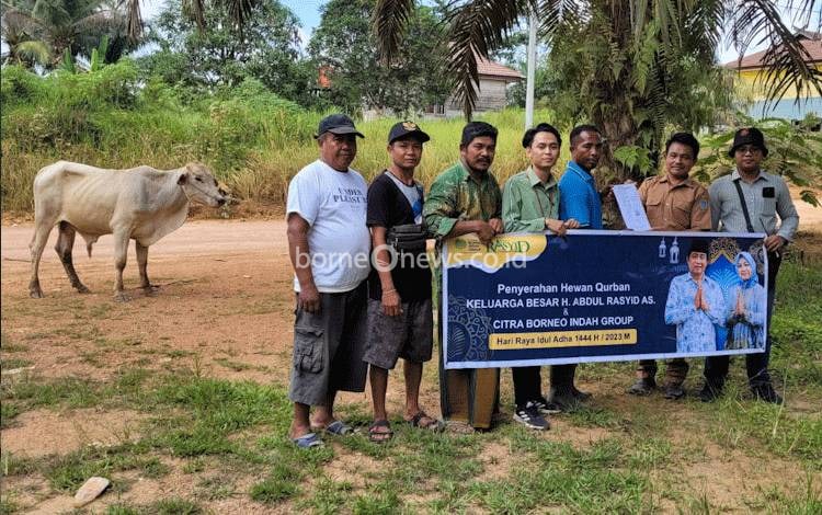 Kabupaten Lamandau Terima 11 Ekor Sapi Kurban dari Keluarga H. Abdul Rasyid AS