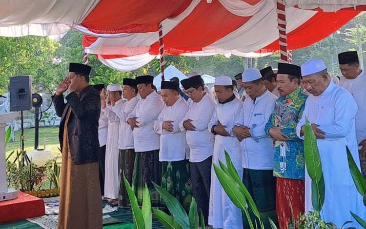 Rektor IAIN Palangka Raya Jadi Imam Salat Id di Istana Isen Mulang