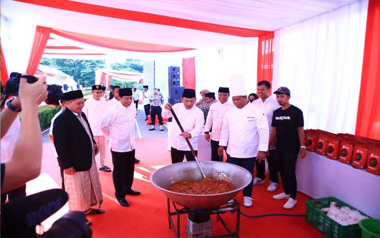 Polri Distribusikan 9.300 Hewan Kurban dan 10 Ton Rendang