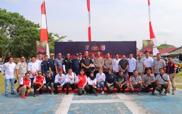 Anggota Perbakin Gunung Mas bersama dengan Kapolda Kalteng Irjen Pol Nanang Avianto dan lainnya. (FOTO: IST)?