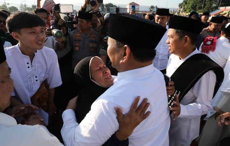 Prabowo Dapat Sambutan Antusias Warga saat Salat Iduladha