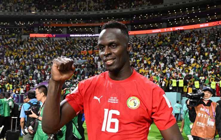 Edouard Mendy saat melakukan selebrasi setelah timnas Senegal menang 2-1 atas Ekuador di pertandingan Grup A Piala Dunia 2022di Doha pada 29 November 2022. Mendy menjadi pemain terbaru yang pindah ke Liga Pro Arab Saudi setelah bergabung ke Al-Ahli. ANTARA/AFP/ISSOUF SANOGO
