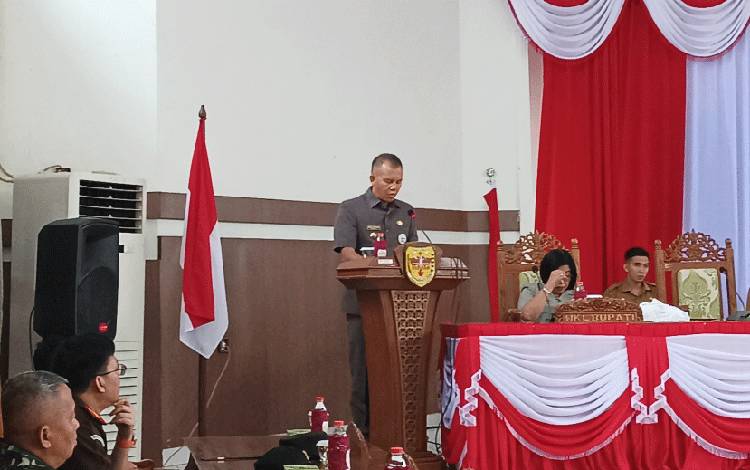 Bupati Gunung Mas Jaya S Monong saat mengikuti rapat paripurna. (FOTO: IST)