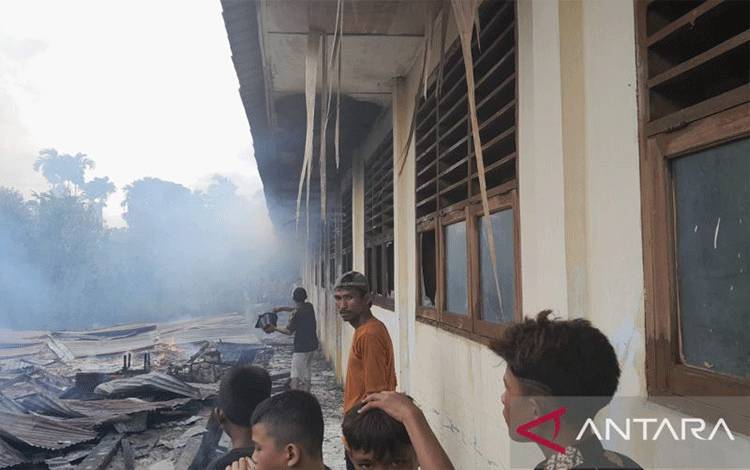 Ruang kelas SD Negeri Muara Lawe Bulan rusak akibat terbakar, di Aceh Tenggara, Jumat (30/6/2023). (ANTARA/HO-BPBD Aceh Tenggara)