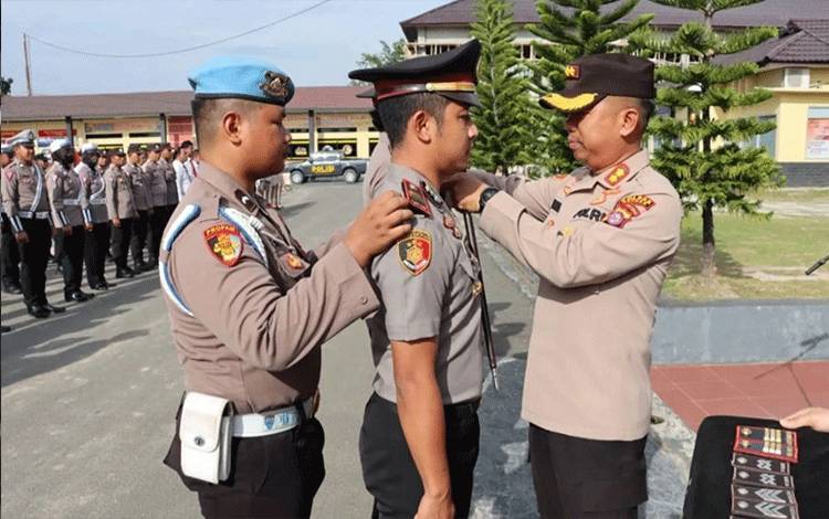 Kapolres Kapuas Pimpin Upacara Korps Raport Kenaikan Pangkat Anggota?