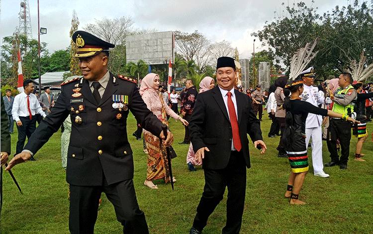 Bupati dan Kapolres Kotim Menari Manasai Bersama Peringati Hari Bhayangkara ke-77