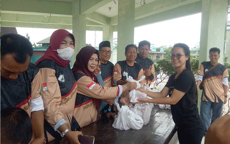 PHBI Kotim Bagikan 400 Bungkus Daging Kurban untuk Masyarakat
