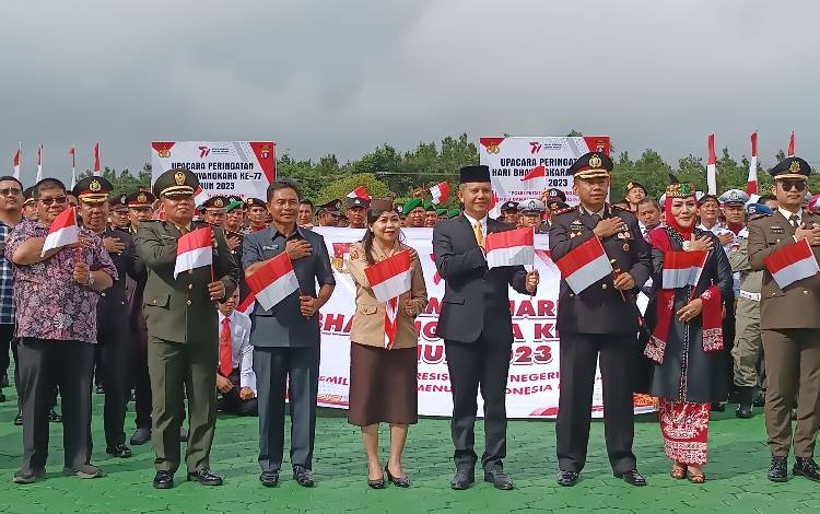 Kapolres Gunung Mas AKBP Asep Bangbang Saputra bersama dengan Bupati Jaya S Monong, Anggota DPRD Gunung Mas Arit S Bajau dan lainnya foto bersama usai melaksanakan upacara peringatan Hari Bhayankara ke-77, Sabtu, 1 Juli 2023. (FOTO: RISKA YULYANA)