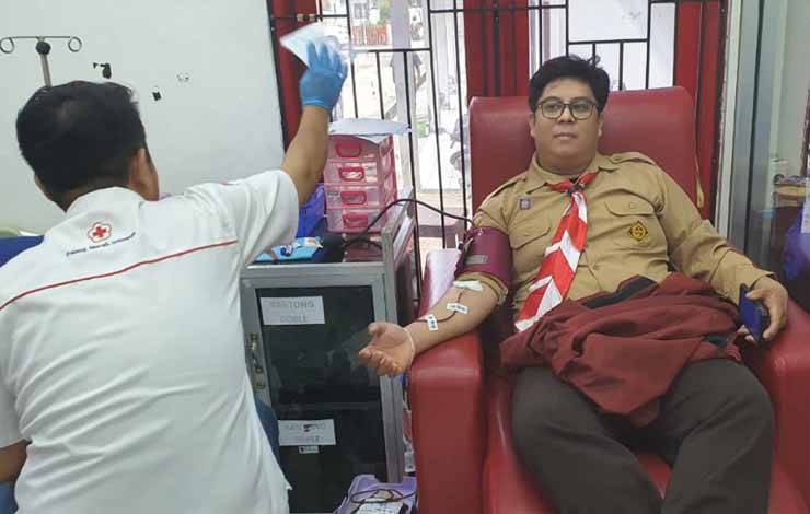 Anggota Pramuka Kecamatan Mentawa Baru Ketapang saat melakukan donor darah beberapa waktu lalu di Unit Donor Darah PMI Kotawaringin Timur. (FOTO: IST)