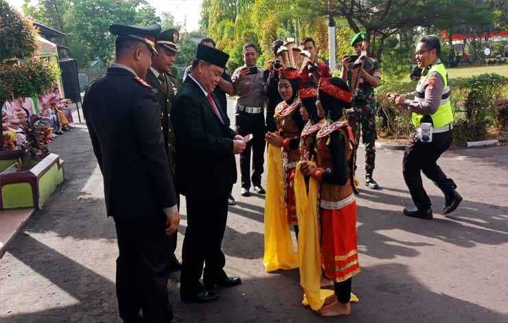 Bupati Kotim Puji Keberanian Penari Cilik Tampil di Hari Bhayangkara ke 77 Tahun