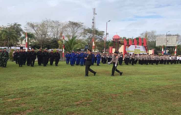 Kapolres Kotim AKBP Sarapni saat hendak melakukan pengecekan pasukan anggota saat upacara peringatan hari Bhayangkara ke-77 di Halaman Pemda Kotim. Sabtu, 1 Juli 2023. (BUDDI)