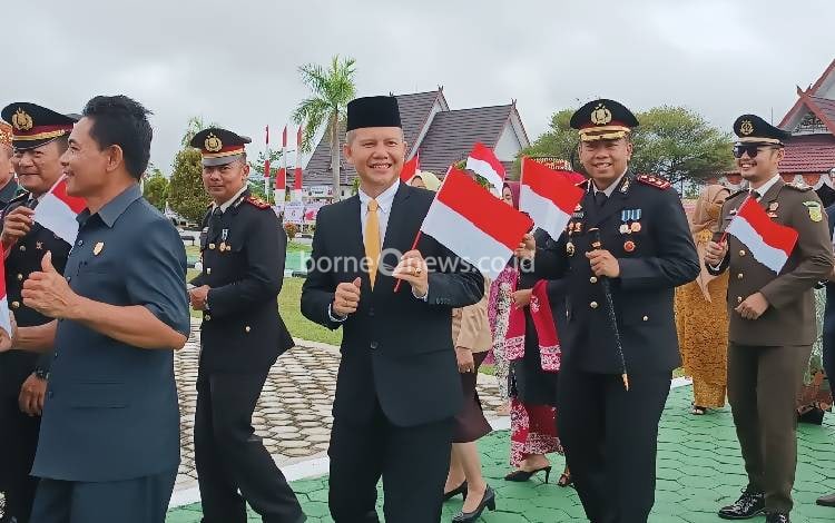 Bupati Gunung Mas Ikut Menari Manasai di Peringatan Hari Bhayangkara ke 77