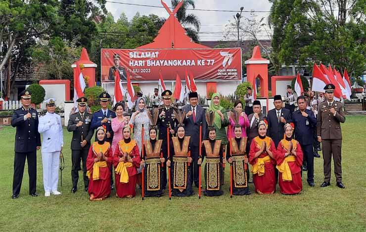 Pj Bupati Kobar Budi Santosa bersama Kapolres Kobar AKBP Bayu Wicaksono (tengah) foto bersama Unsur Forkompimda. (Foto : DANANG)