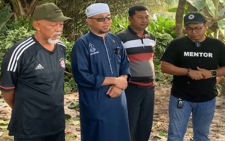 Relawan Tiga Organisasi Bantu Bagikan Daging Kurban Klinik Bisnis