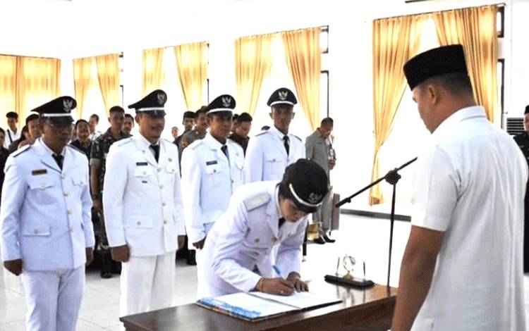 Usai dilantik sejumlah Kepala Desa menandatangani pakta integritas di hadapan Bupati Lamandau Hendra Lesmana. (FOTO : HENDI NURFALAH)