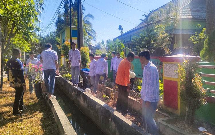 Kegiatan kerja bakti di lingkungan MAN Kapuas persiapan progran Adiwiyata.(FOTO: IST)