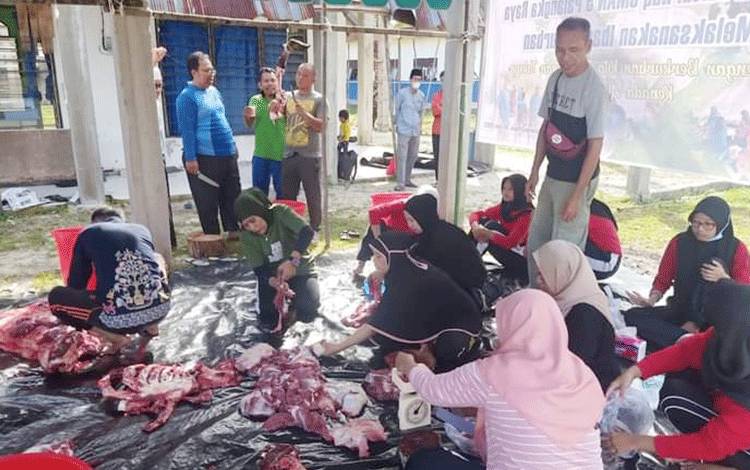 Panitia ibadah kurban SMAN 5 Palangka Raya bekerja sama menyembelih hewan kurban untuk disalurkan kepada keluarga besar sekolah, masyarakat sekitar, dan siswa.(FOTO: TESTI PRISCILLA)