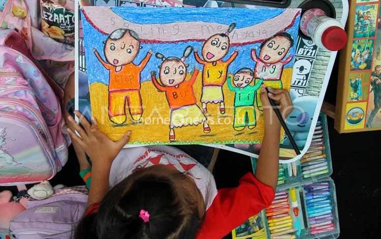 Ilustrasi - Murid TK mengikuti lomba menggambar bertema "Stop Bullying" di Sisir, Batu, Jawa Timur, Selasa (7/3/2023). Lomba yang diikuti oleh sekitar 400 Murid TK se-Kota Batu tersebut bertujuan untuk menanamkan rasa kasih sayang sesama teman sejak usia dini. (ANTARA FOTO/Muhammad Mada/Zk/YU)
