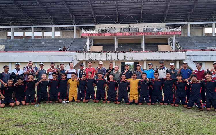Jelang Porprov Kalteng, Pj Bupati Kobar Beri Motivasi Tim Sepak Bola