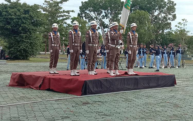 Pasukan Duaca Gawi Barinjam membawa bendera petaka Sukamara di upacara Hari Jadi ke 21 Kabupaten Sukamara, Senin, 3 Juli 2023.? (NORHASANAH)Pasukan Duaca Gawi Barinjam membawa bendera petaka Sukamara di upacara Hari Jadi ke 21 Kabupaten Sukamara, Senin, 3 Juli 2023.? (NORHASANAH)