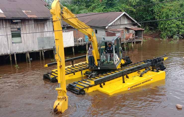 Uji coba ekskavator amfibi di Sungai Pemuatan. (FOTO: DEWIP)