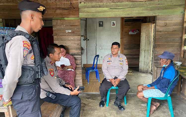 Kapolsubsektor Jekan Raya, Ipda Tri Marsono (duduk kiri), saat mendatangi lansia yang tersesat. (FOTO: Polsubsektor Jekan Raya)