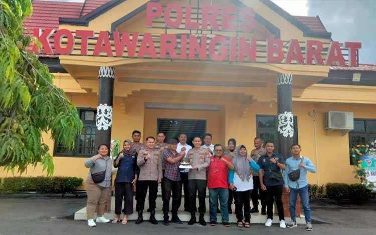 HUT ke-77 Bhayangkara, PWI Kobar Beri Kejutan ke Kapolres