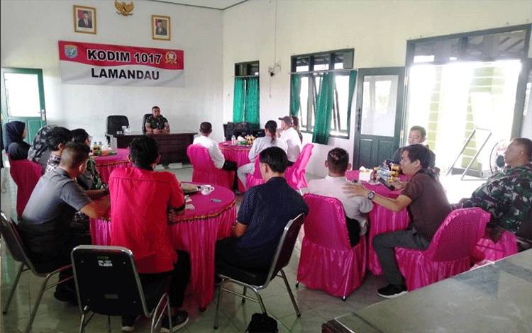 Dandim 1018?Lamandau, Letkol Arm. Ari Sugiharto?menggelar Coffe Morning bersama awak media. (FOTO : HENDI NURFALAH)