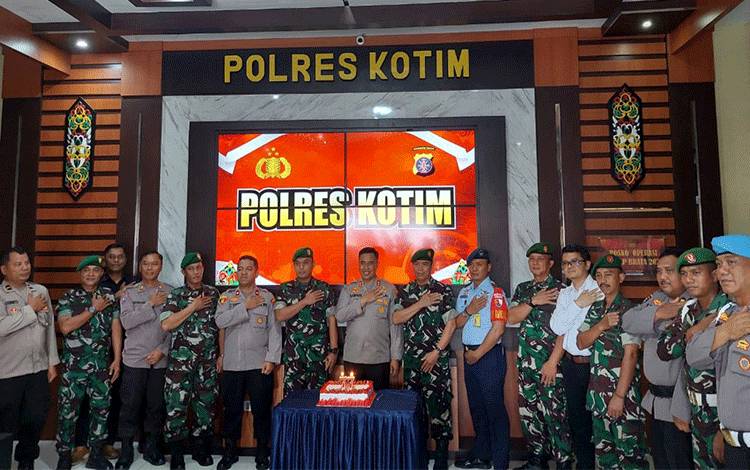 Dandim Sampit Berikan Kue di Hari Bhayangkara ke 77